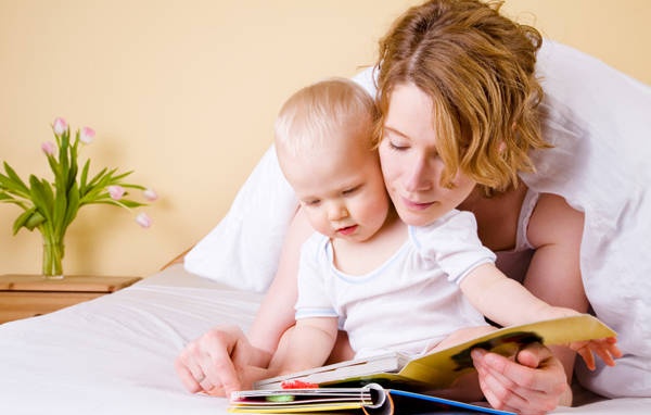 Vào những tháng đầu sau khi sinh, các bé thường sẽ chọn lọc và tiếp thu qua nhịp điệu ngôn ngữ