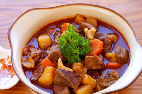 Bò kho với thịt bò mềm và rau củ nấu cùng. (Ảnh: foody.vn)