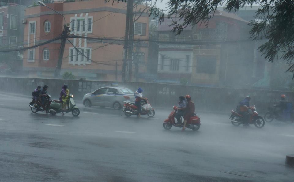 Nếu đang ở ngoài đường không nên cố gắng di chuyển mà hãy tìm chỗ trú