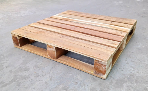 Các tấm gỗ pallet phổ biến trên thị trường sẽ có kích thước dao động khoảng 1,1m x 1,1m