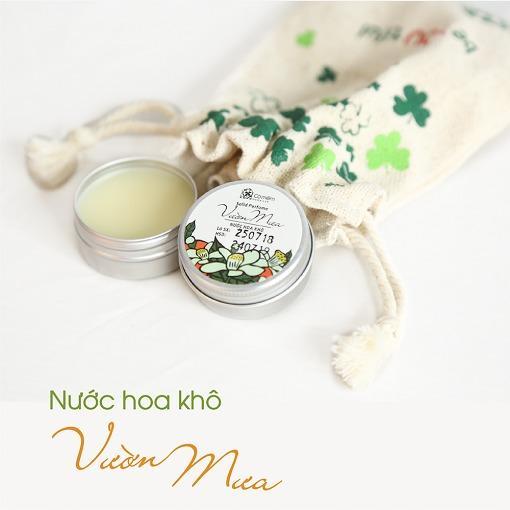 Nước hoa khô vườn mưa được mô tả có hương thơm sâu lắng của những bông hoa nở rộ