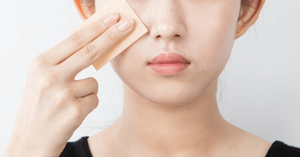 Dùng giấy thấm dầu giúp cải thiện skin care routine 1