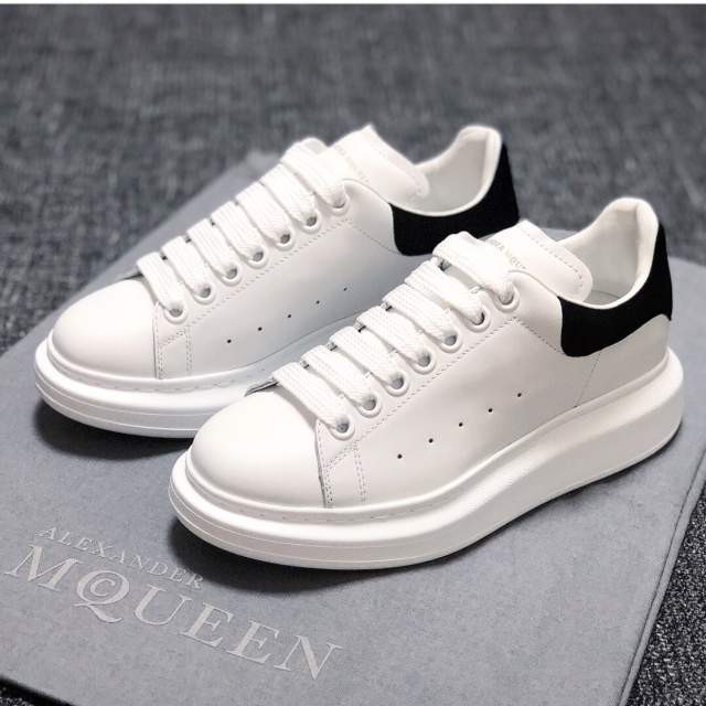 Alexander McQueen kết hợp màu trắng, đen sang trọng