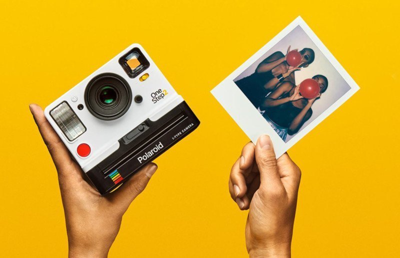 Hình ảnh polaroid khi được chụp từ máy ảnh sẽ được xử lý và in ra ngay