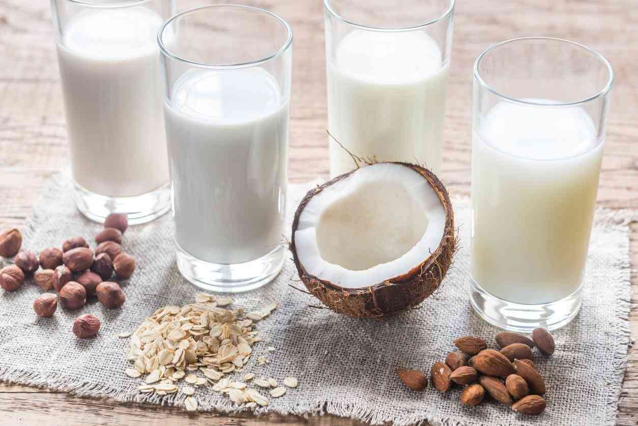 Việc tự chế biến sữa hạt tại nhà giúp đảm bảo vệ sinh (Ảnh: nld.com.vn)