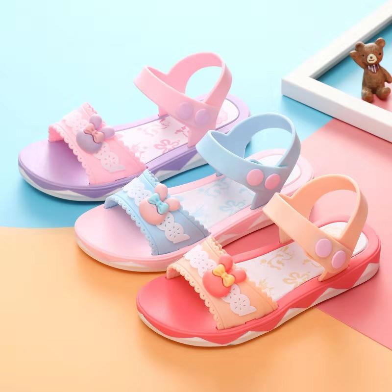 Không nên bỏ qua yếu tố màu sắc khi chọn giày sandal cho bé gái (Ảnh: Shopee.vn)