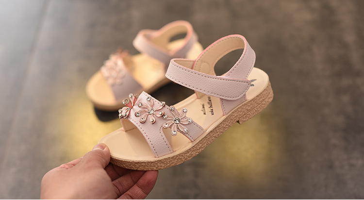 Lựa chọn các mẫu giày sandal nữ đẹp cho bé nên lưu ý gì (Ảnh: pinterest.com)