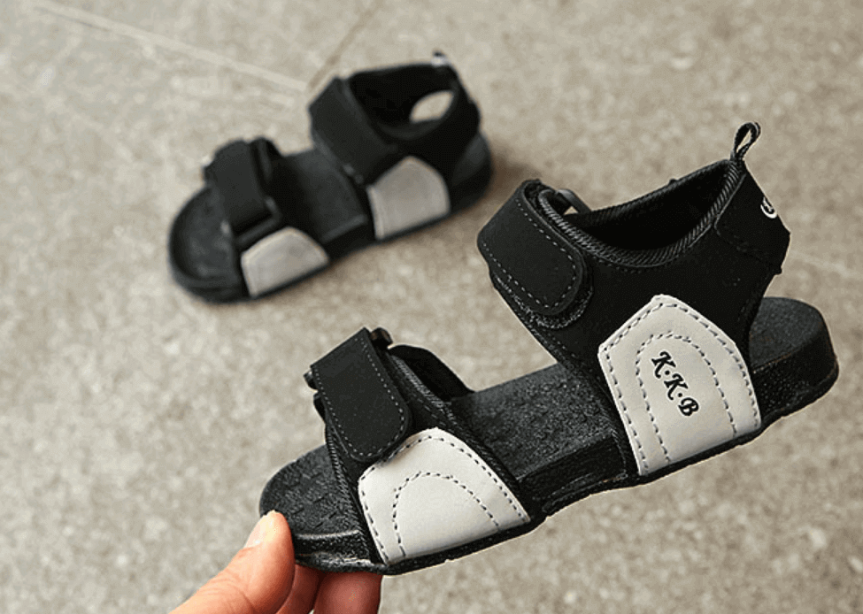 Chọn giày sandal cho bé trai nên lưu ý gì (Ảnh: khogiaytreem.com)