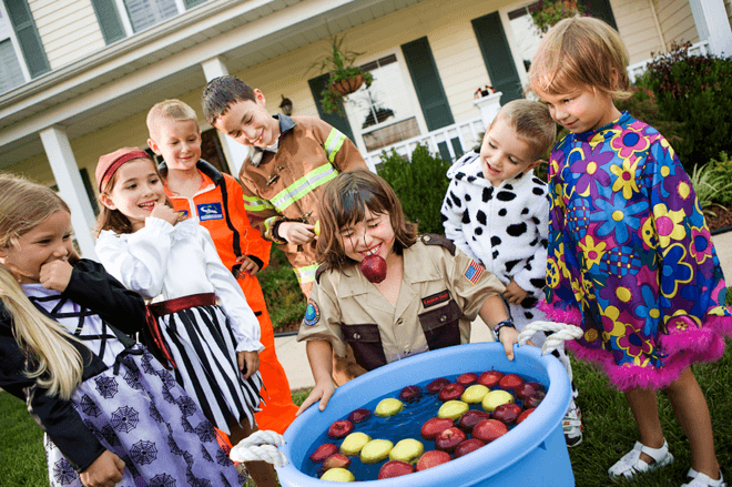 Trò chơi Halloween đớp táo dành cho trẻ em