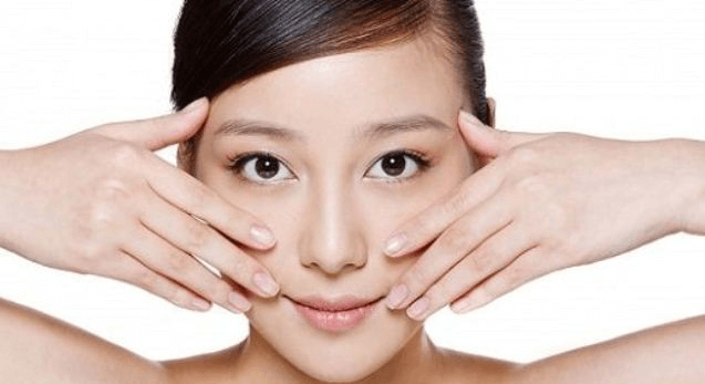 Massage mặt giúp tăng cường đàn hồi cho da. (Ảnh: nubeauty.com.vn)