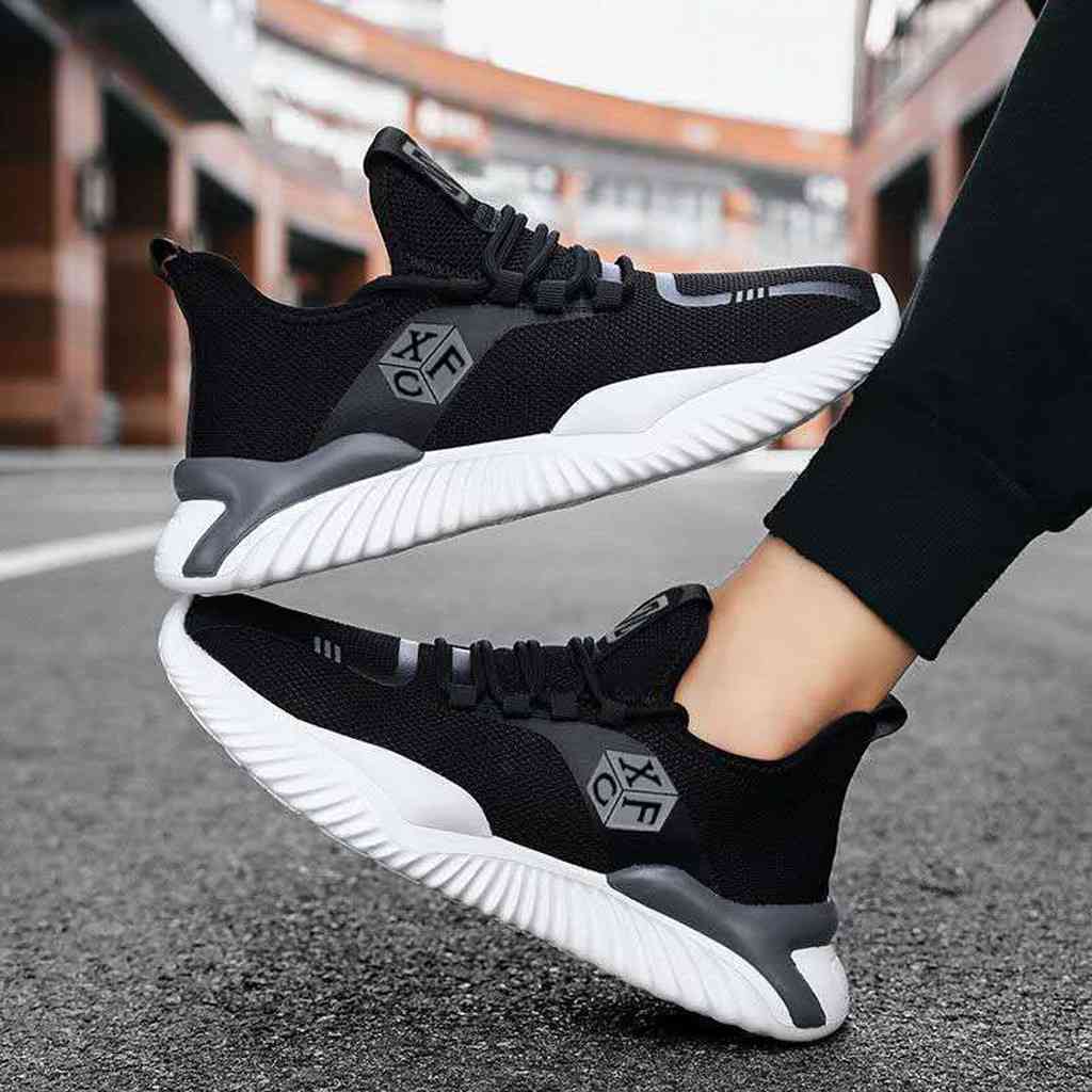 Tặng một đôi sneaker phù hợp với sở thích của chàng.