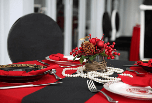 Trang trí bàn ăn Noel với sắc đỏ chủ đạo