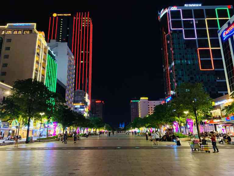 Phố đi bộ Nguyễn Huệ, nơi được rất nhiều các cặp đôi ưu tiên đến vào dịp Valentine