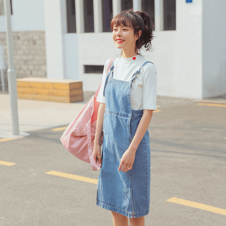 Phối đồ đi chơi Tết với váy yếm jeans