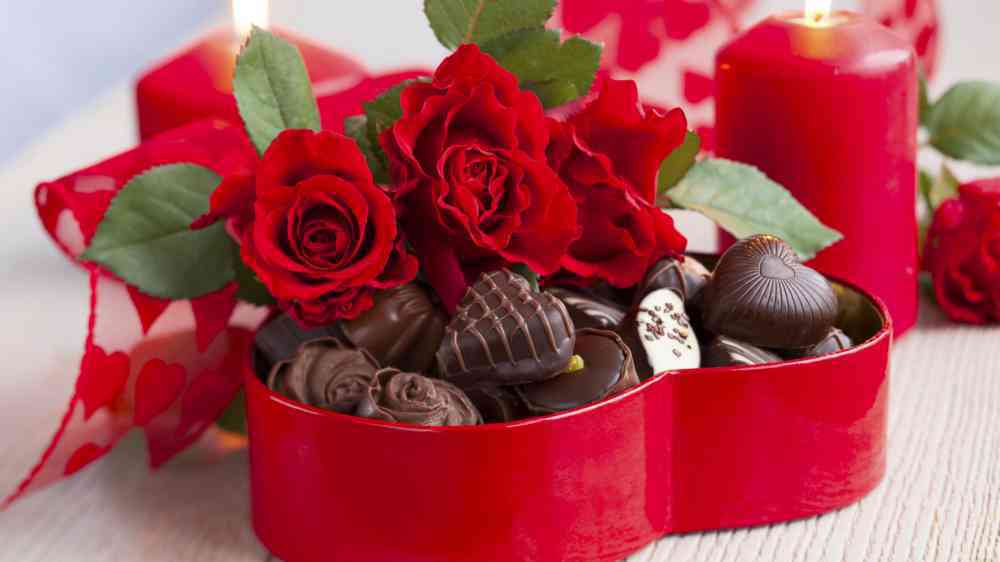 Hoa hồng và Chocolate chính là 2 món quà tuyệt vời cho ngày Valentine