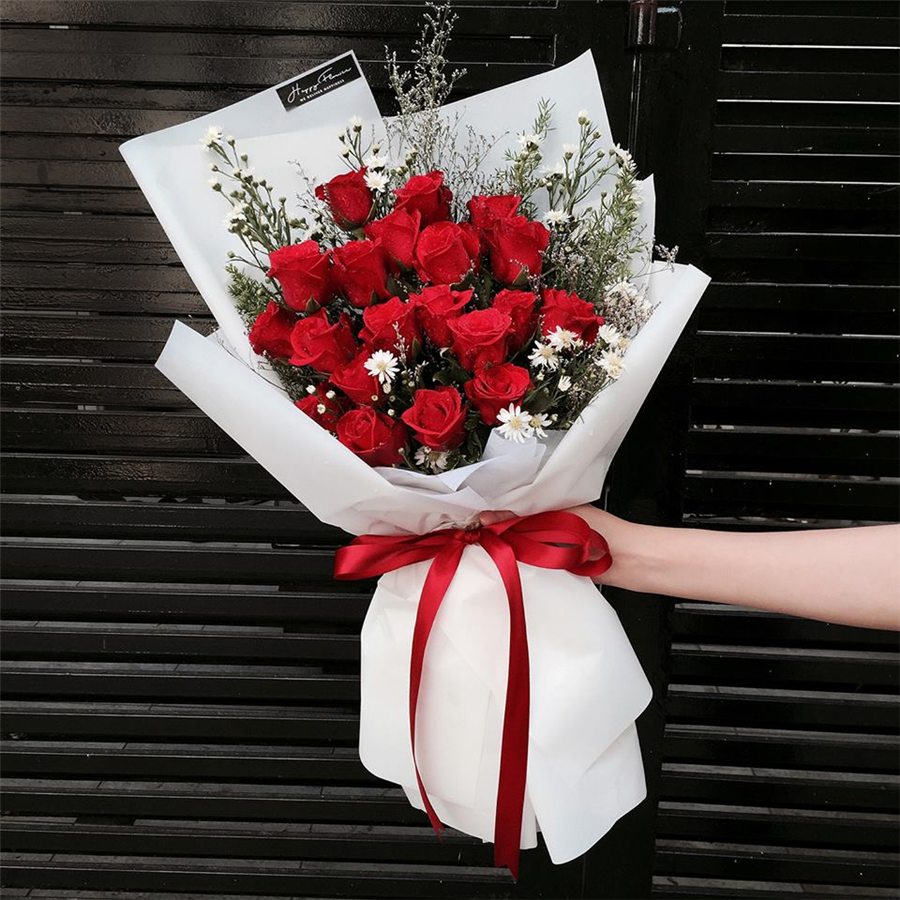 Valentine nên tặng quà gì cho bạn gái ý nghĩa? Một bó hoa hồng xinh xắn sẽ khiến nàng cảm động