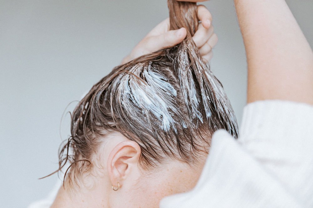 Cách chăm sóc tóc nhuộm chắc khỏe - Bạn nên lựa chọn loại dầu gội dành riêng cho tóc nhuộm