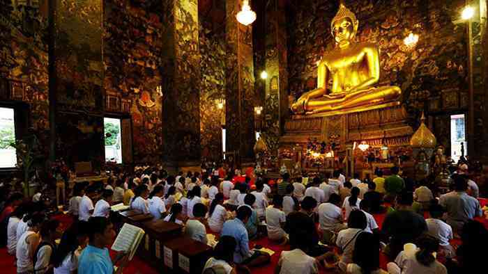 Không khí trang nghiêm của đại lễ Vesak ở Thái Lan.