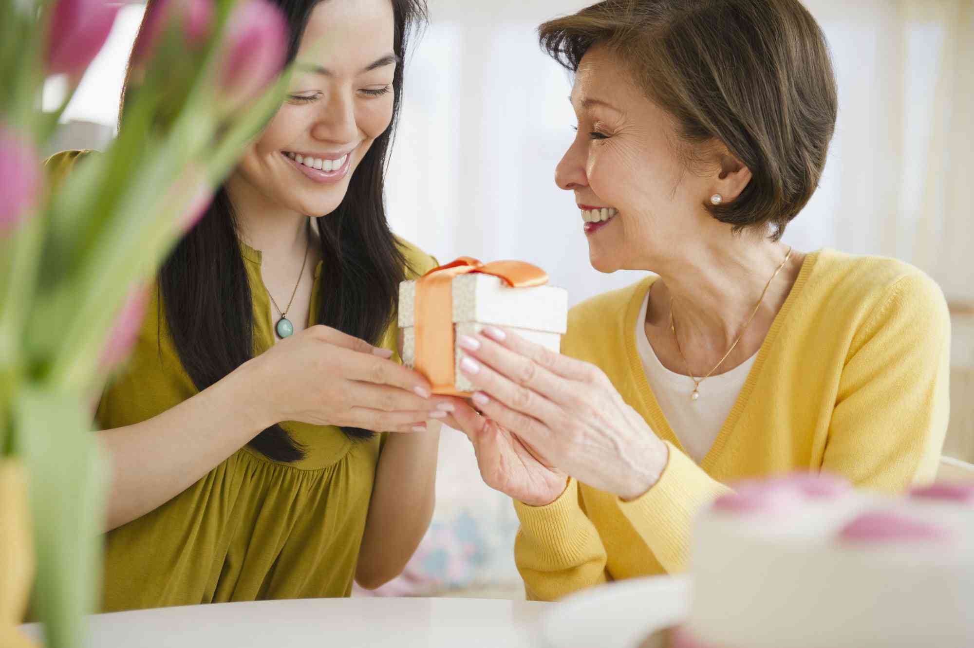 Tìm hiểu mother's day là ngày nào để có thể chủ động dành tặng mẹ những món quà ý nghĩa. 