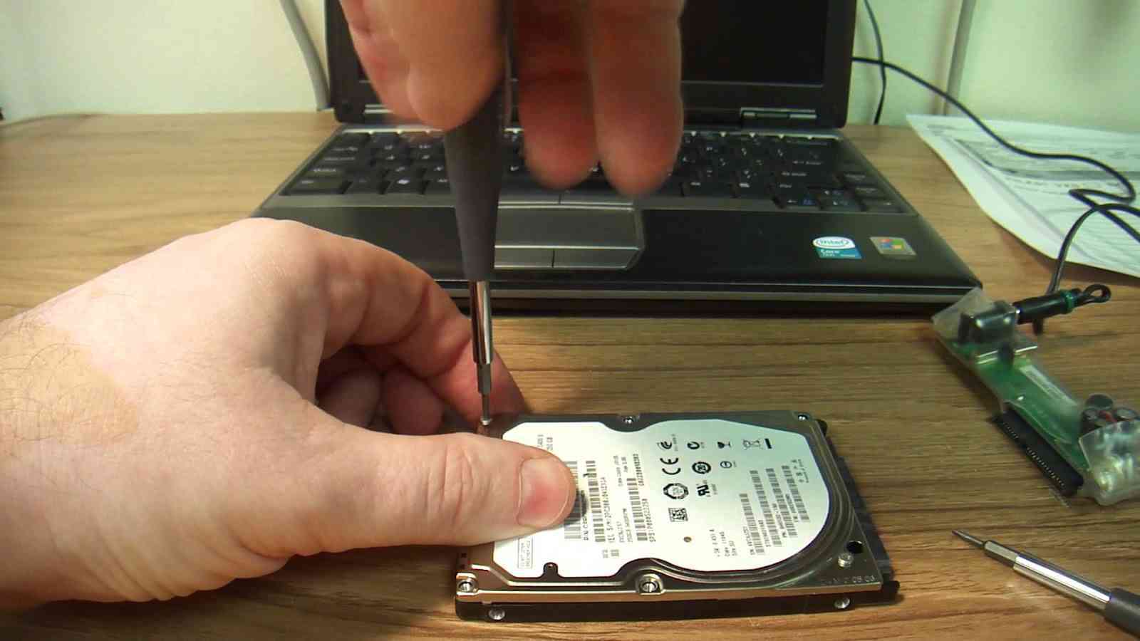 Ổ cứng HDD tiêu thụ điện năng lớn, tạo ra tiếng ồn so với ổ cứng SSD