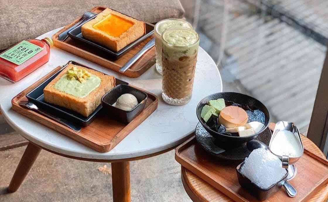 Khi đến với Đen Đá Cafe, bạn nên thử các loại bánh toast vì chúng rất thơm ngon và hấp dẫn.