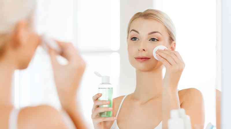 Làm sạch da là một trong các bước skincare cho da dầu mụn. 
