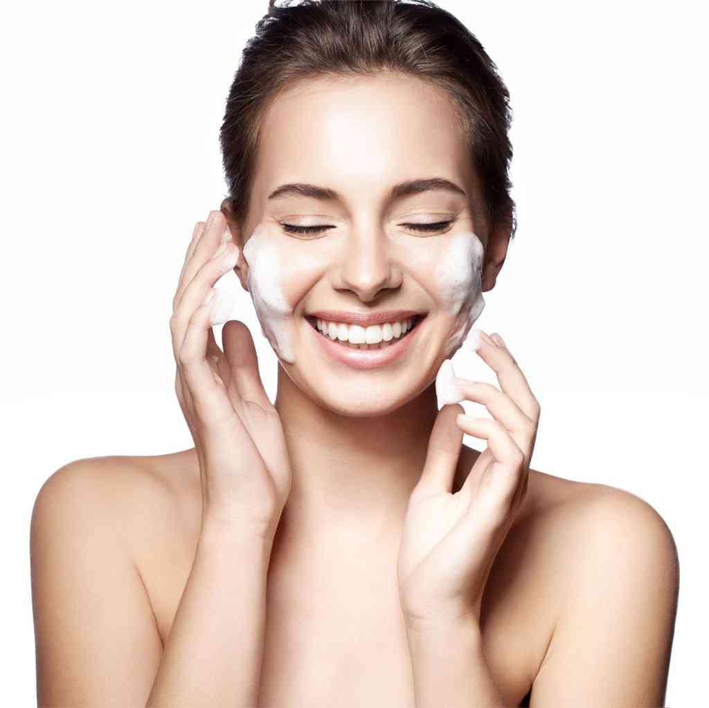 Làm sạch da mặt là bước quan trọng trong chu trình skincare 