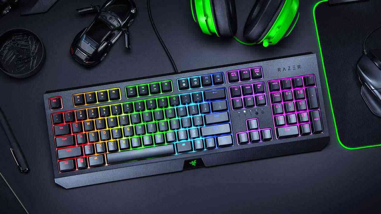 Bạn nên mua 1 chiếc bàn phím Razer Blackwidow để phục vụ vừa cả việc chơi game giải trí, vừa xử lý các công việc văn phòng nhanh hơn 