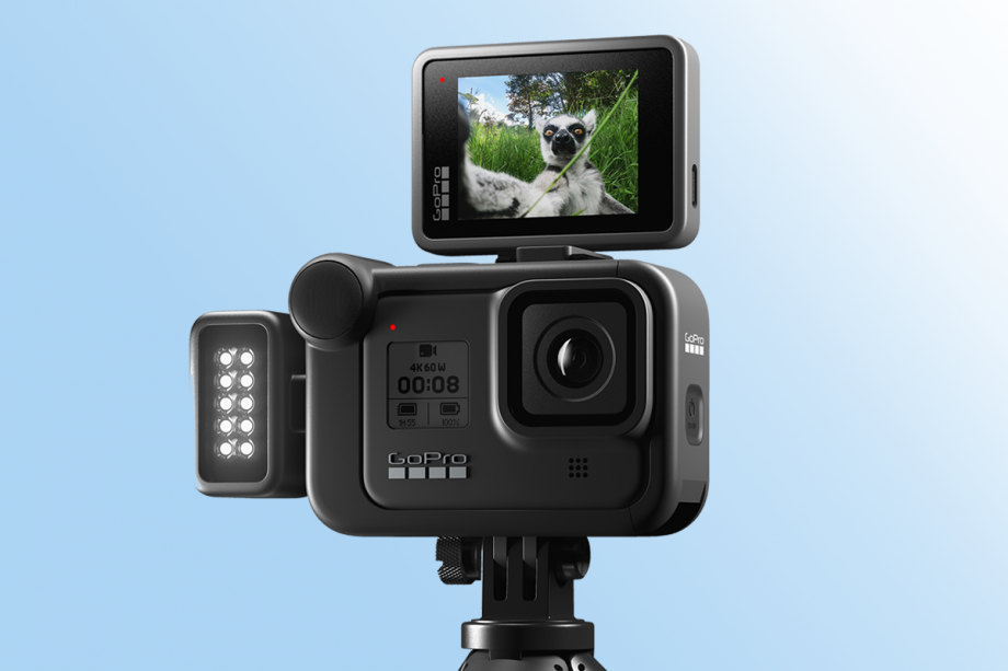 GoPro 8 được trang bị sẵn ngàm gắn phụ kiện nên sẽ không cần khung kẹp để gắn khớp nối bảo vệ. 