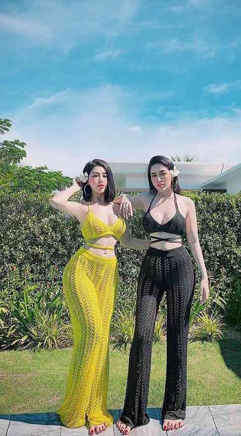 Phối bikini đan móc với quần dài hay quần ống rộng