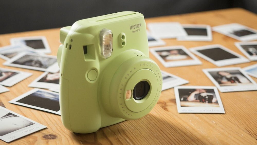 Instax mini 9 vận hành không quá phức tạp cho cả những người mới dùng lần đầu