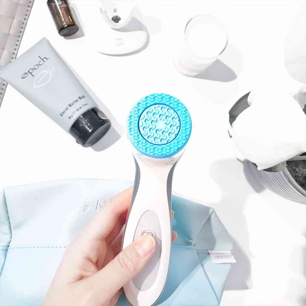 Máy rửa mặt Lumispa được làm bằng Silicon cao cấp và được phủ thêm 1 lớp Bạc kháng khuẩn