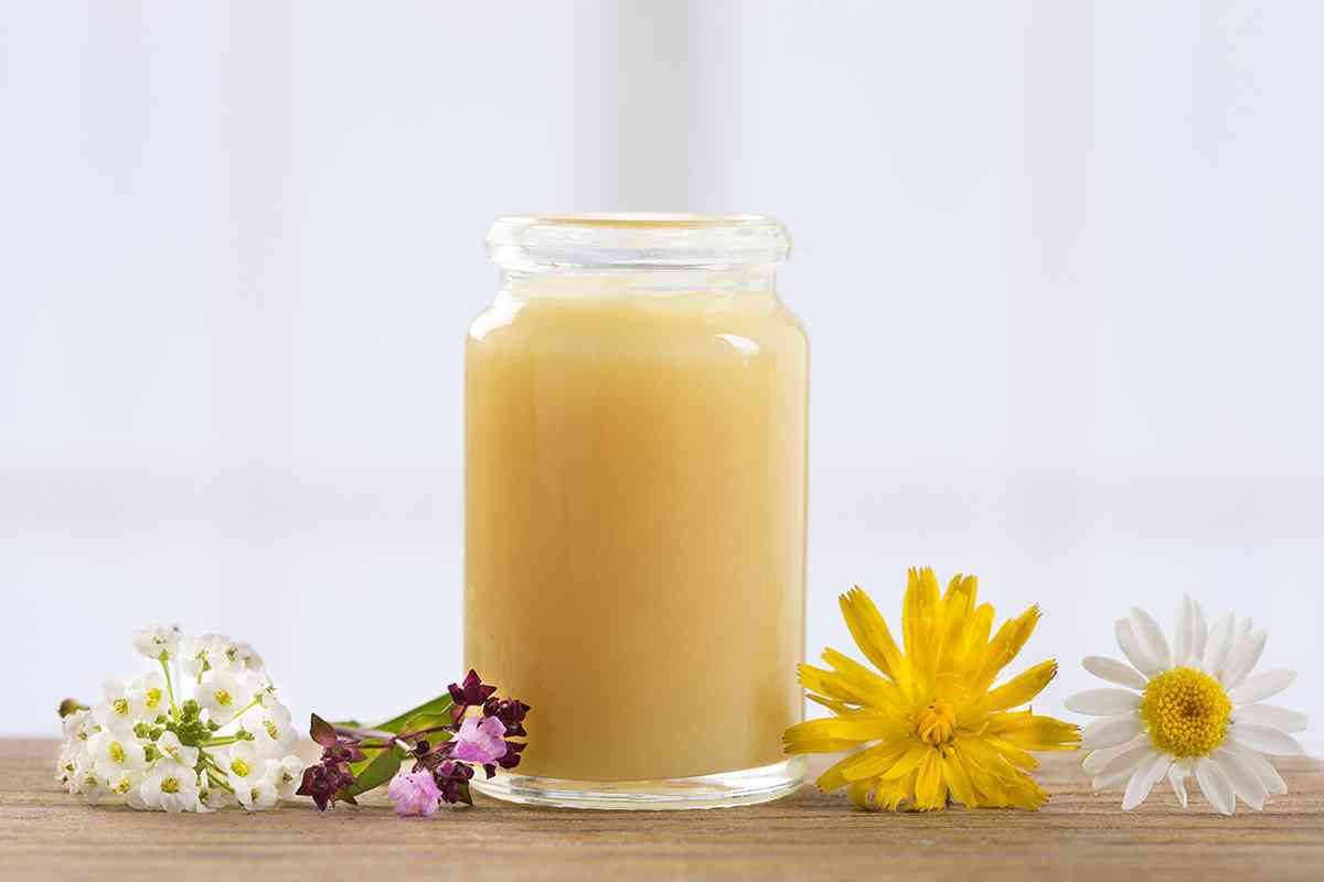 Sữa ong chúa là một chất dạng Gelatin, được tạo ra từ những con ong thợ.