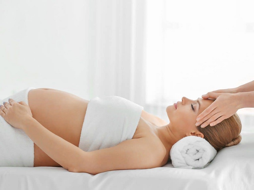 Massage là một trong những mẹo trị đau đầu cho bà bầu được nhiều áp dụng và ưa thích.