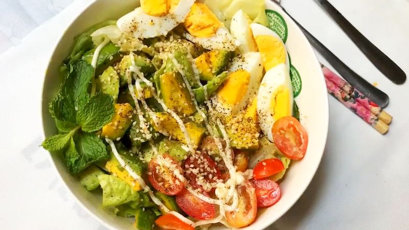 Cách làm Salad bơ sốt Mayonnaise truyền thống này dễ áp dụng theo chế độ ăn kiêng. 