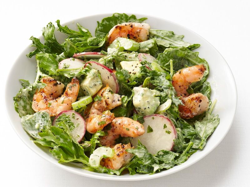 Ăn kèm món Salad này với củ cải đỏ để tăng tính thanh mát và giòn ngọt.