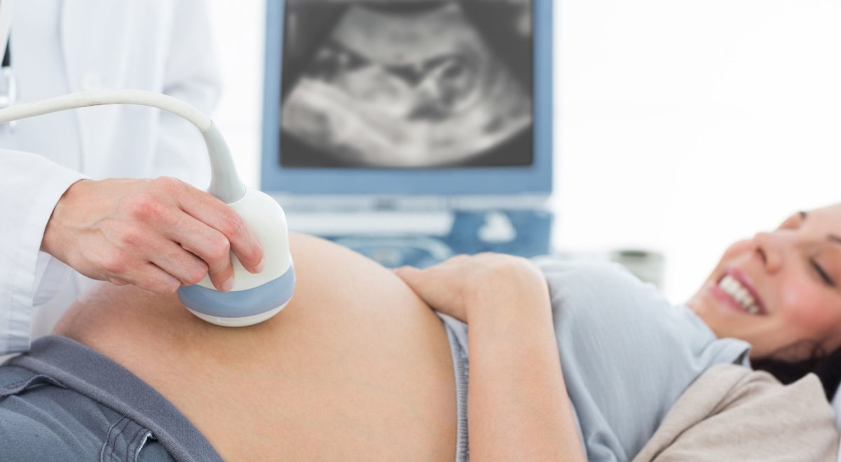 Lần khám thai đầu tiên có ý nghĩa quan trọng với cả mẹ và thai nhi. 