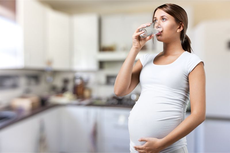 Khám thai lần đầu có cần nhịn ăn không? - Mẹ bầu không cần nhịn ăn nhưng nên uống nhiều nước trước khi đi khám thai. 