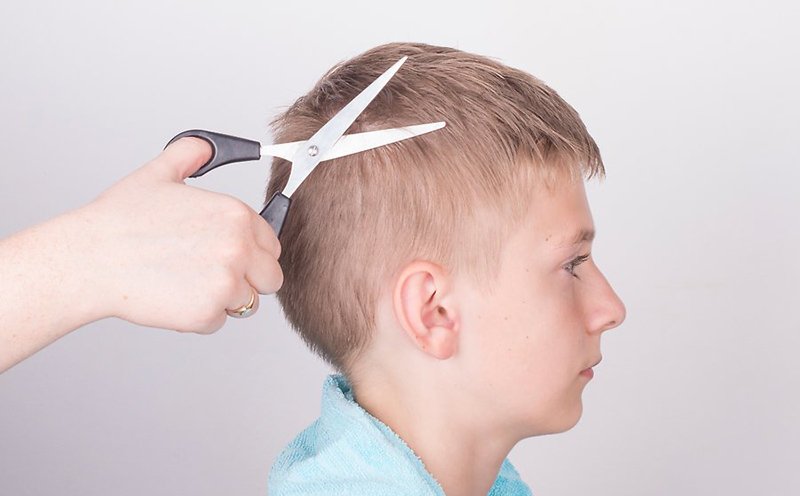 Sử dụng kéo khi cắt tóc cho trẻ nhỏ tuổi có thể sẽ rất nguy hiểm. 