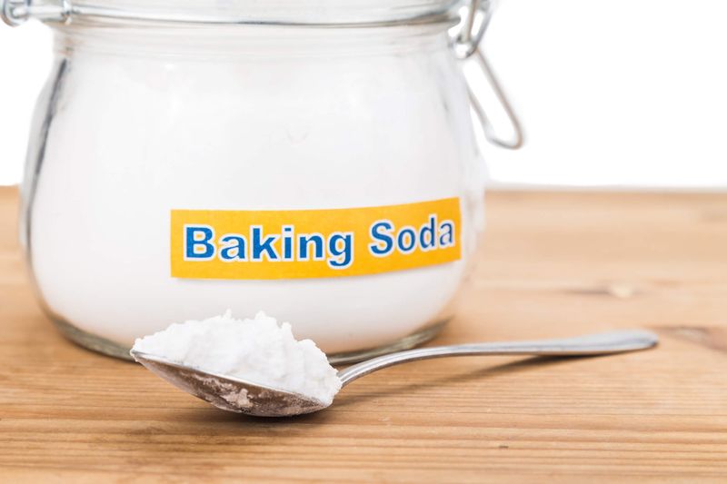 Baking Soda là “trợ thủ” đắc lực cho các bà nội trợ trong việc loại bỏ những vết bẩn bám trên quần áo trắng. 