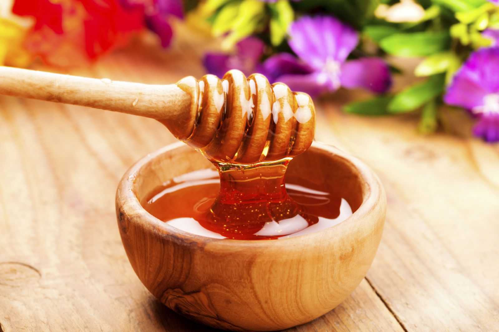 Cách trị nẻ môi tại nhà bằng mật ong - Mật ong có thể hỗ trợ làm lành môi khô nẻ rất hiệu quả.
