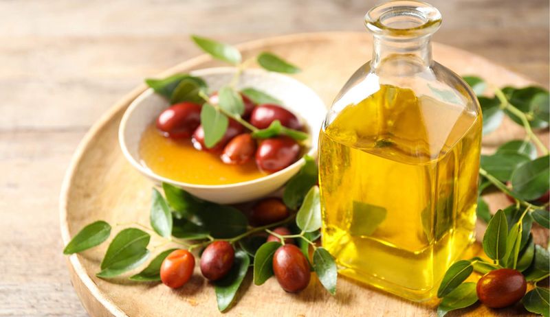 Tinh dầu Jojoba chứa nhiều Vitamin E giúp da dẻ được ẩm mướt, mịn màng.