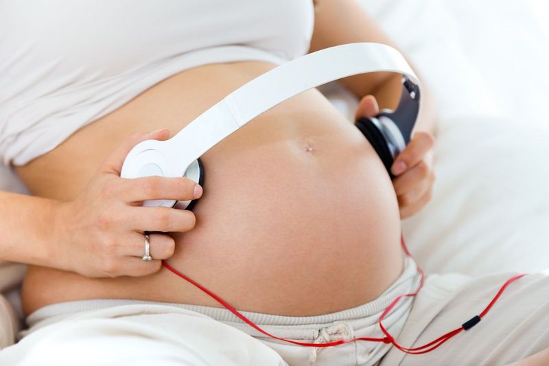 Thai giáo bằng thính giác là kích thích bào thai thông qua âm nhạc hoặc trò chuyện với thai nhi.