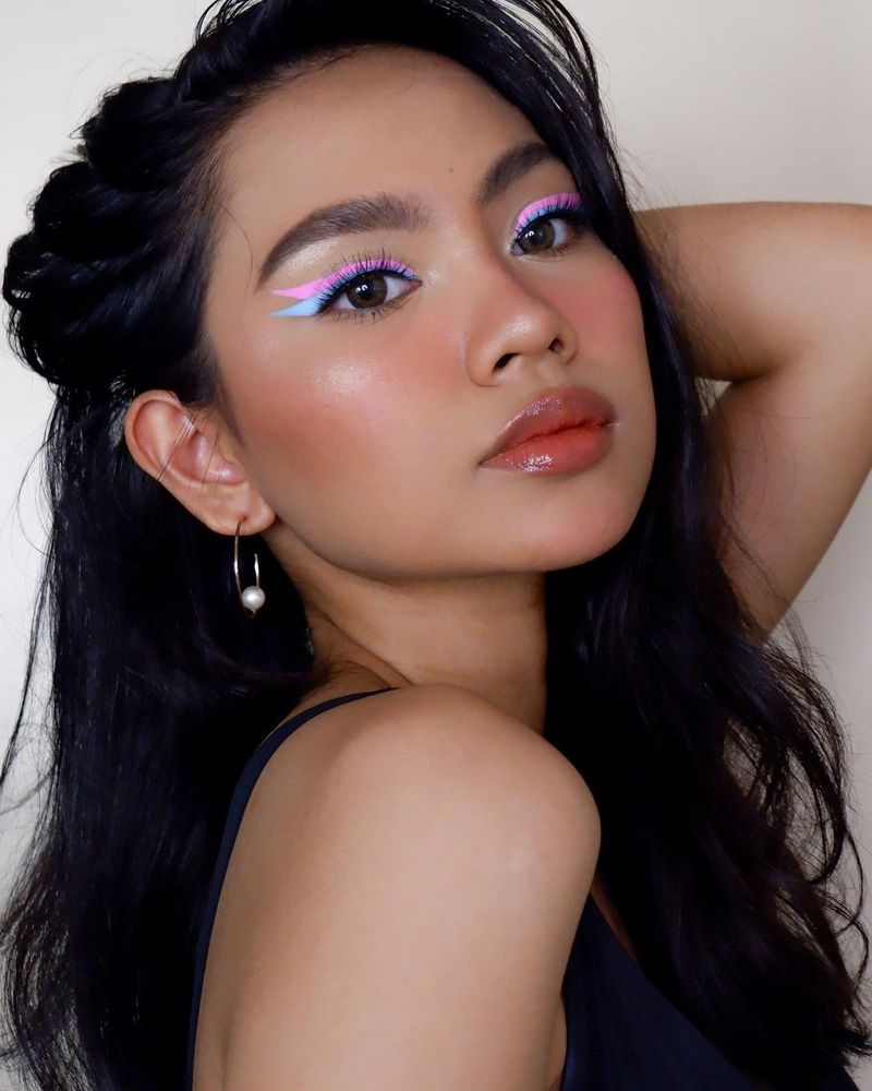 Kẻ mắt màu Pastel là một trong những Tiktok make up trend nổi bật hiện nay.