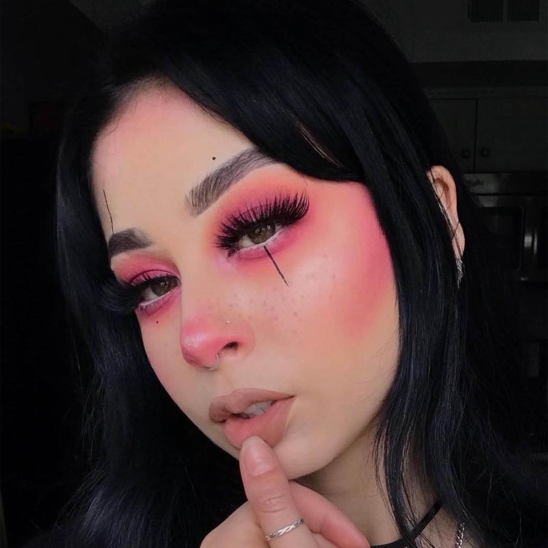 Cách trang điểm trên Tiktok để thực hiện tông makeup này là dùng cọ để tán đều Highlight xung quanh đầu mũi.