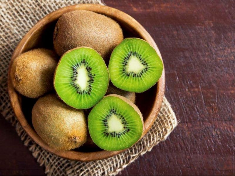 Kiwi là nguồn cung cấp Axit Folic và Vitamin C dồi dào cho mẹ bầu trong 3 tháng đầu khi mang thai.