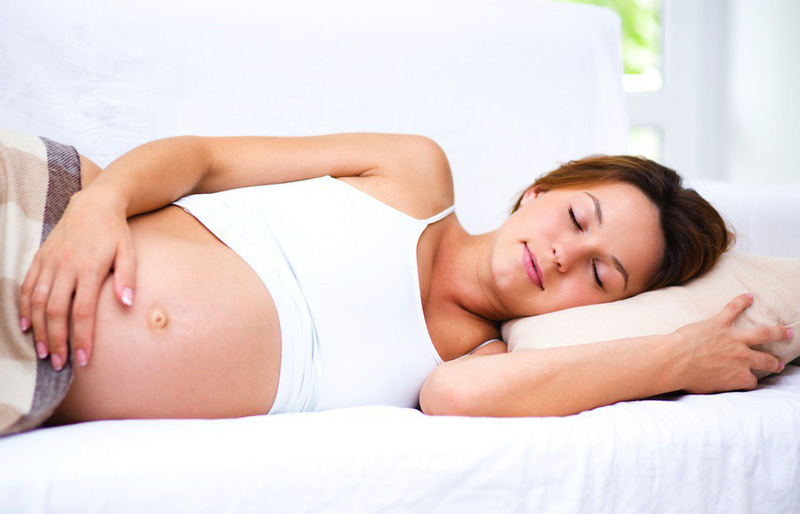 Bà bầu nên nằm nghiêng bên nào sẽ tốt cho thai nhi? 