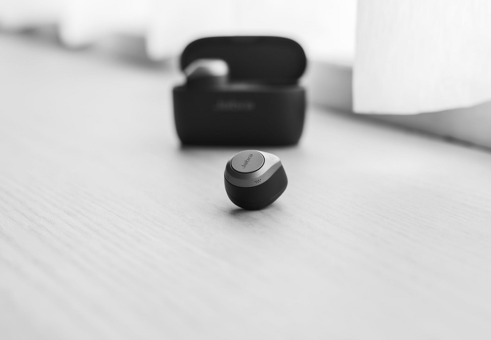 Cách đeo tai nghe Bluetooth đúng cách là chọn mút tai có kích thước vừa vặn, không khiến bạn bị đau nếu phải đeo lâu. 