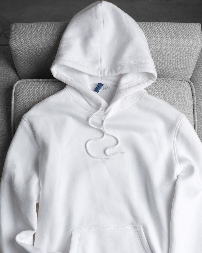 Bạn cần tránh giặt áo Hoodie trắng với các loại áo màu khác.