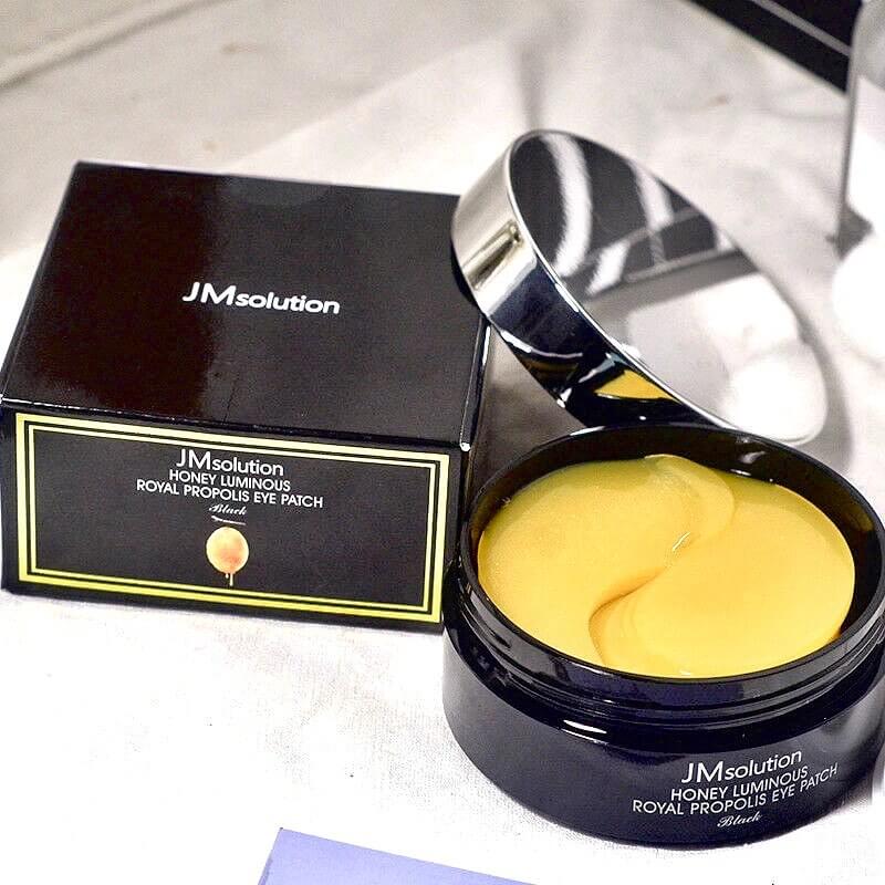 Mặt nạ mắt Jm Solution Honey Luminous Royal Propolis Eye Patch với thành phần mật ong giúp kháng khuẩn và kích thích tái tạo làn da mới mềm mại hơn.